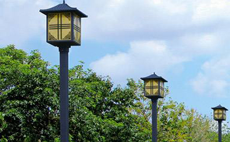 太阳能酒泉庭院灯怎么选亮度与续航更耐用